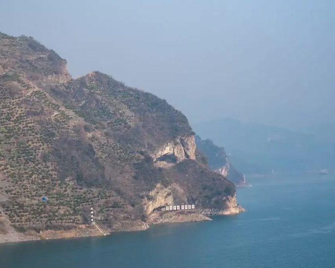 湖北宜昌有山脈外形酷似一隻小狗趴在江邊。照片令該山稱網民稱為「小狗山」和「狗仔山」,成為網紅景點,不少網民亦發布自家毛孩照片對比」。(小紅書)