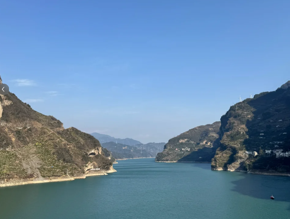 湖北宜昌有山脈外形酷似一隻小狗趴在江邊。照片令該山稱網民稱為「小狗山」和「狗仔山」,成為網紅景點,不少網民亦發布自家毛孩照片對比」。(小紅書)