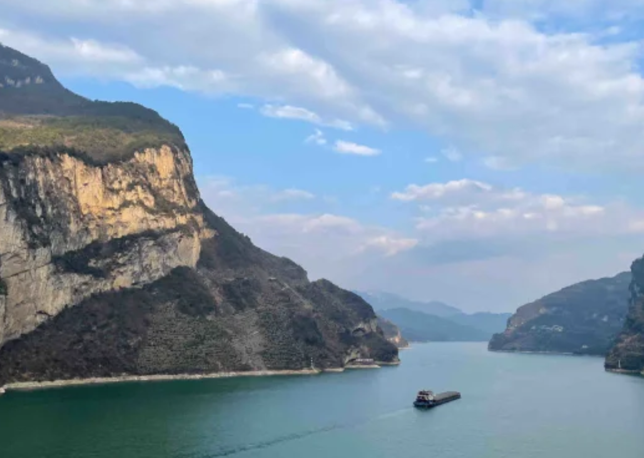 湖北宜昌有山脈外形酷似一隻小狗趴在江邊。照片令該山稱網民稱為「小狗山」和「狗仔山」,成為網紅景點,不少網民亦發布自家毛孩照片對比」。(小紅書)