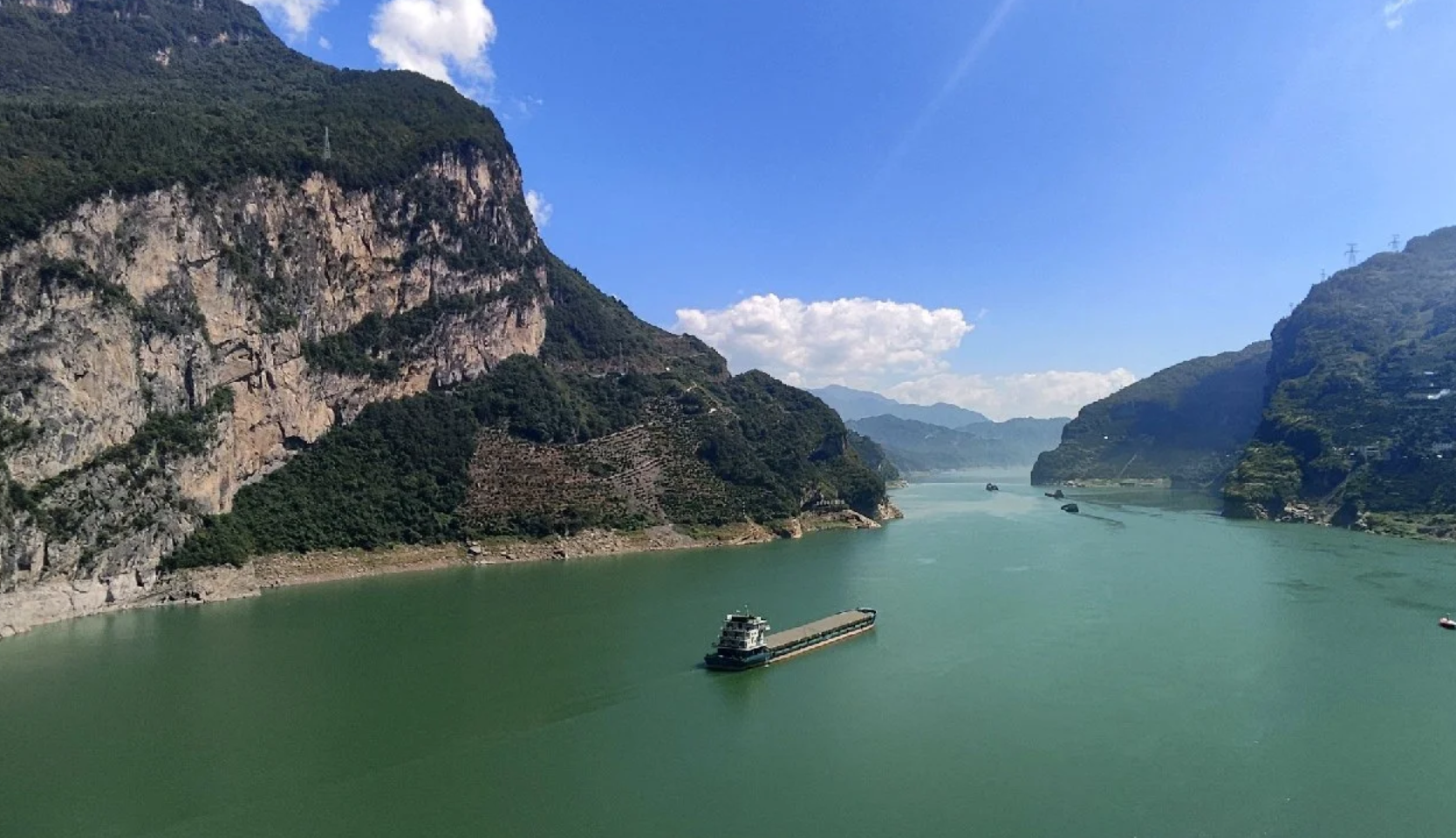 湖北宜昌有山脈外形酷似一隻小狗趴在江邊。照片令該山稱網民稱為「小狗山」和「狗仔山」,成為網紅景點,不少網民亦發布自家毛孩照片對比」。(小紅書)