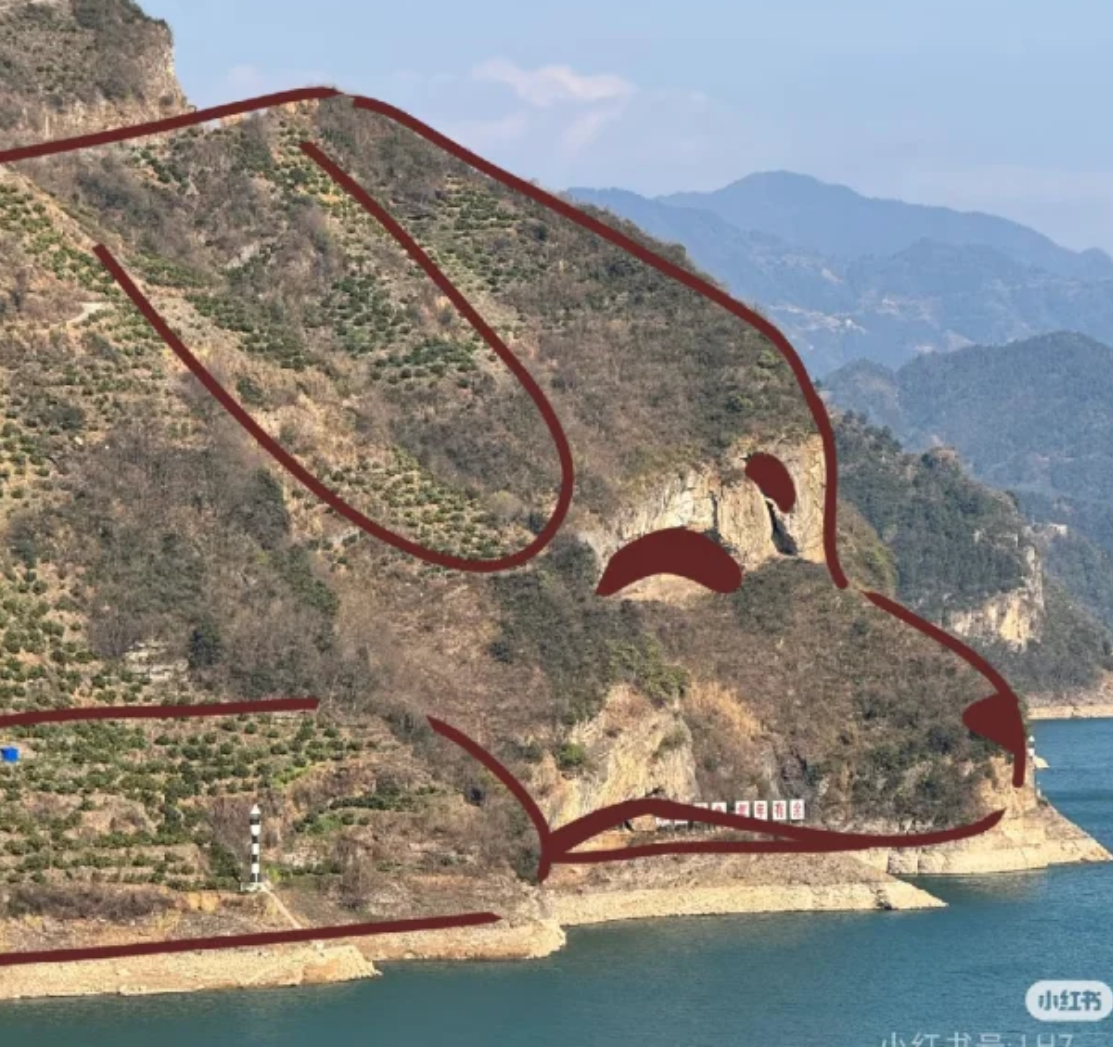 湖北宜昌有山脈外形酷似一隻小狗趴在江邊。照片令該山稱網民稱為「小狗山」和「狗仔山」,成為網紅景點,不少網民亦發布自家毛孩照片對比」。(小紅書)