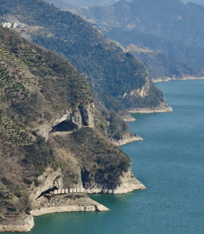 湖北宜昌有山脈外形酷似一隻小狗趴在江邊。照片令該山稱網民稱為「小狗山」和「狗仔山」,成為網紅景點,不少網民亦發布自家毛孩照片對比」。(小紅書)