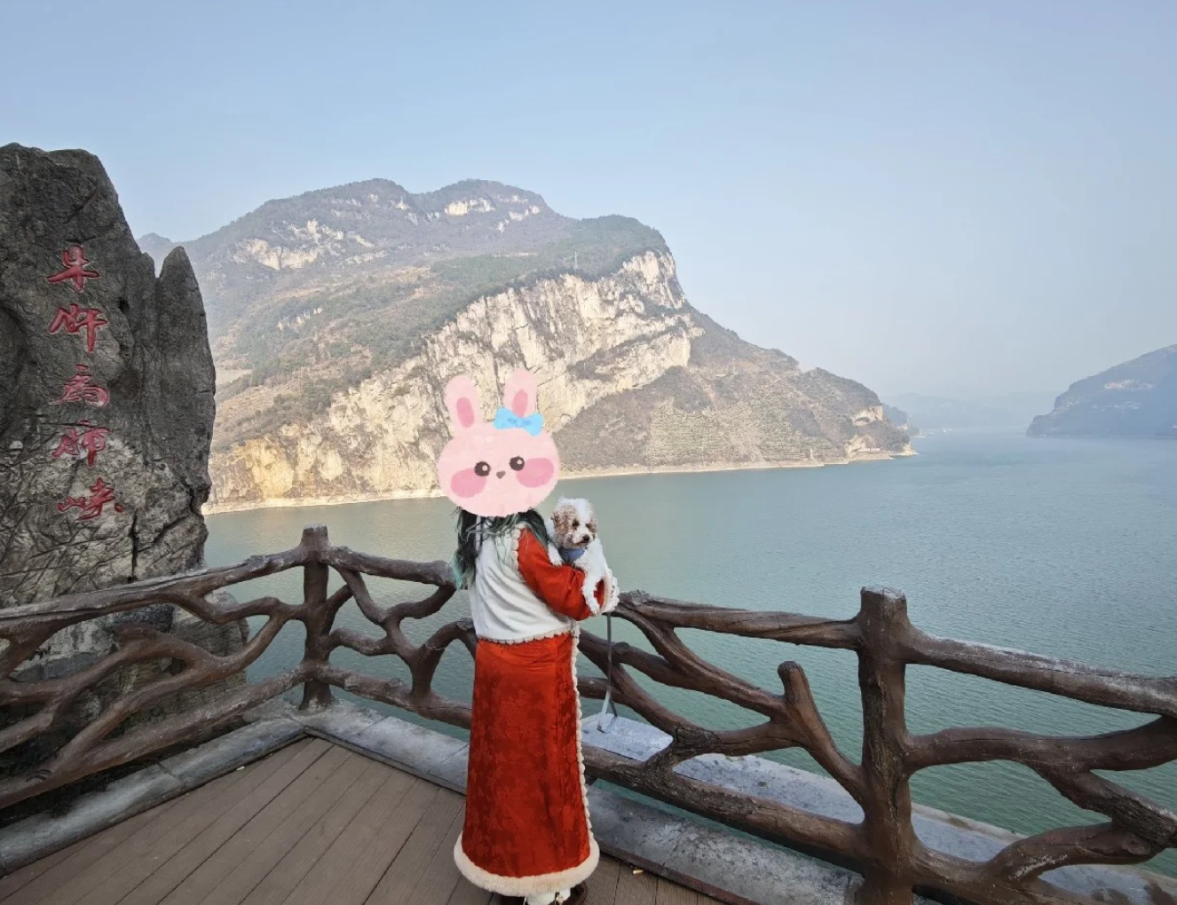 湖北宜昌有山脈外形酷似一隻小狗趴在江邊。照片令該山稱網民稱為「小狗山」和「狗仔山」,成為網紅景點,不少網民亦發布自家毛孩照片對比」。(小紅書)