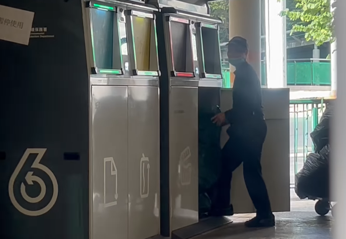 女子右腳踩入回收桶。(@fb慈雲山資訊交流/Mana Li影片截圖)