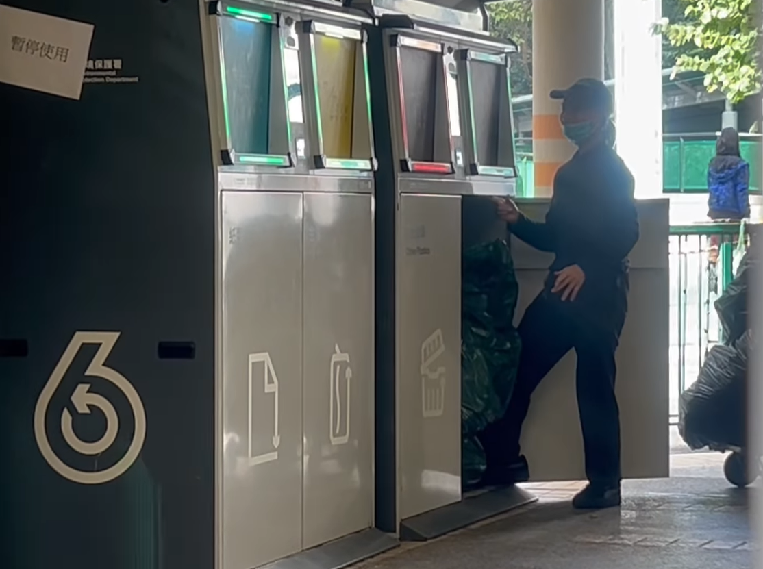 女子右腳踩入回收桶。(@fb慈雲山資訊交流/Mana Li影片截圖)