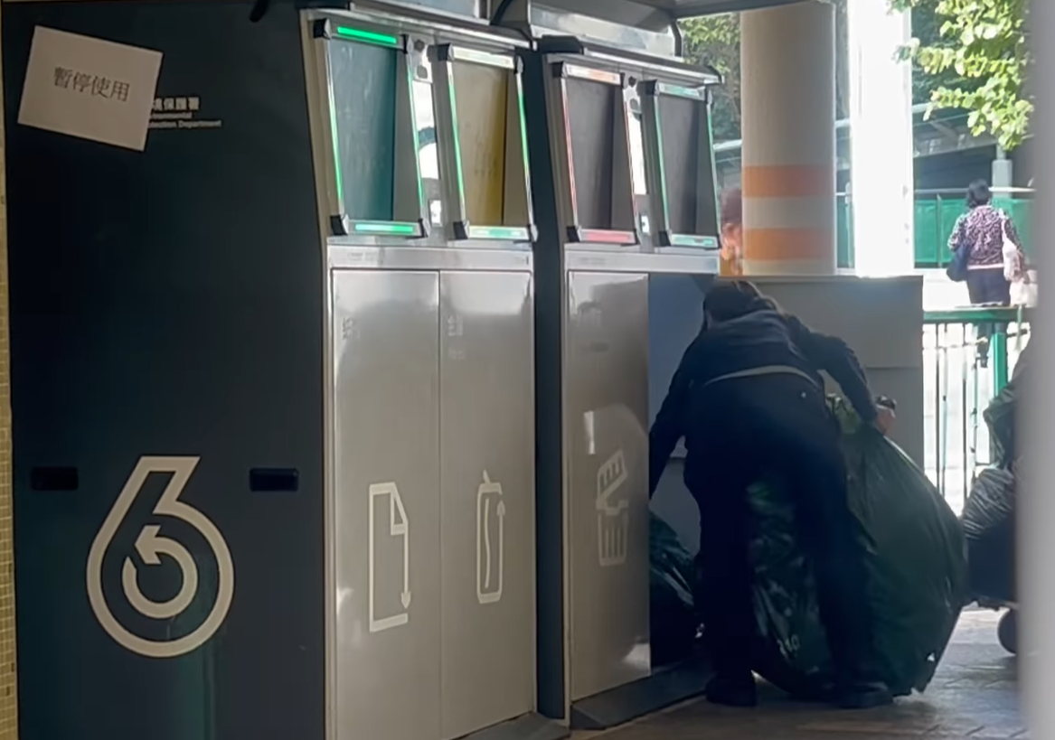 女子見狀從回收桶的旁邊拖出兩大袋,為其中一個回收袋打結後,再次拍卡,便把兩回收袋直接放入回收桶內。(@fb慈雲山資訊交流/Mana Li影片截圖)