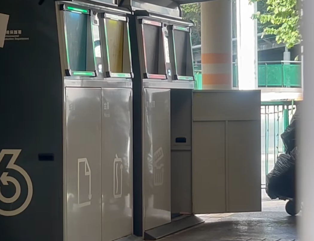 女子一同把裏面的回收車施出,但她施走回收車後並沒有關上回收桶。(@fb慈雲山資訊交流/Mana Li影片截圖)