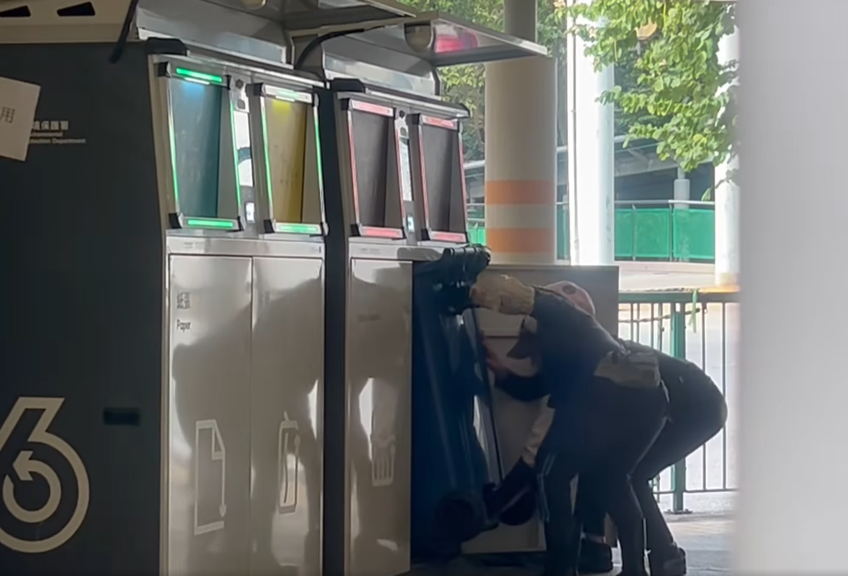 女子一同把裏面的回收車施出,但她施走回收車後並沒有關上回收桶。(@fb慈雲山資訊交流/Mana Li影片截圖)