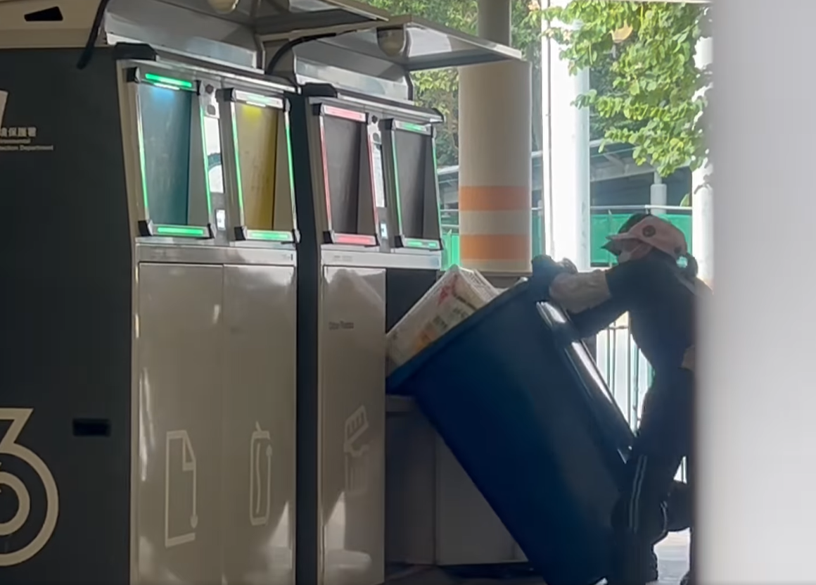 女子一同把裏面的回收車抽出,但她施走回收車後並沒有關上回收桶。(@fb慈雲山資訊交流/Mana Li影片截圖)