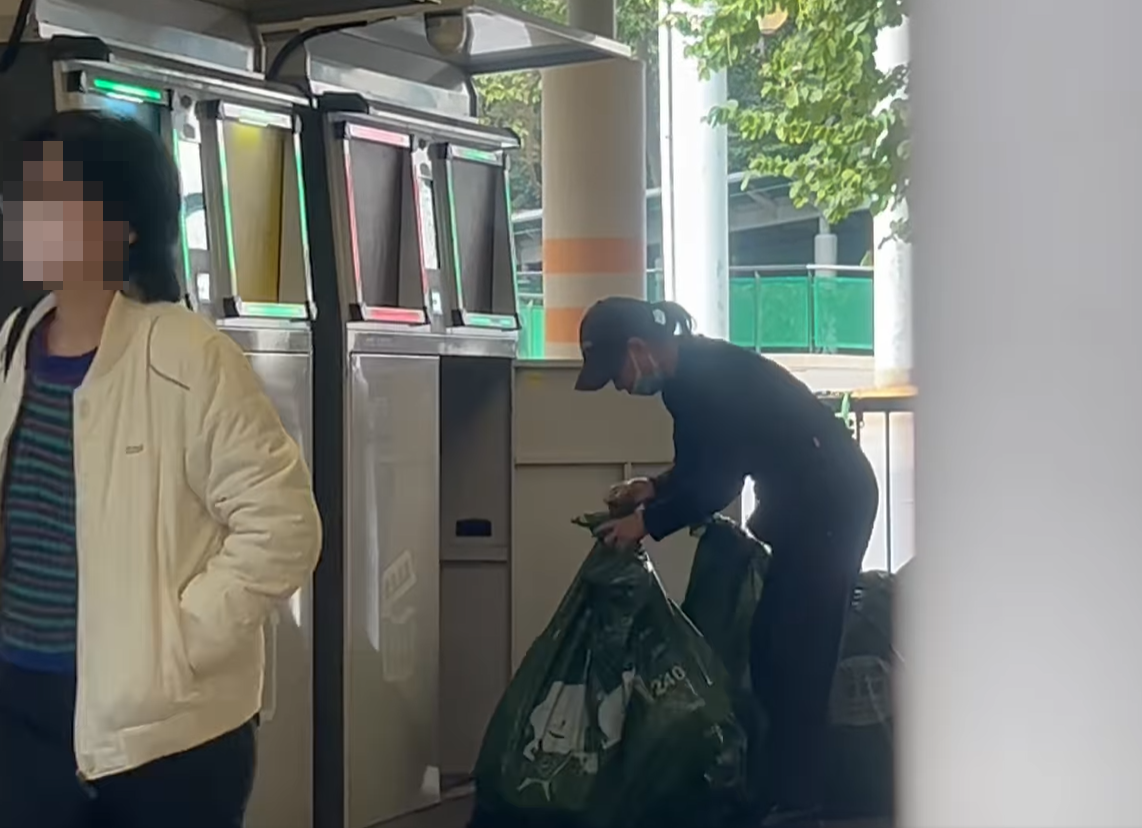 女子見狀從回收桶的旁邊拖出兩大袋,為其中一個回收袋打結後,再次拍卡,便把兩回收袋直接放入回收桶內。(@fb慈雲山資訊交流/Mana Li影片截圖)