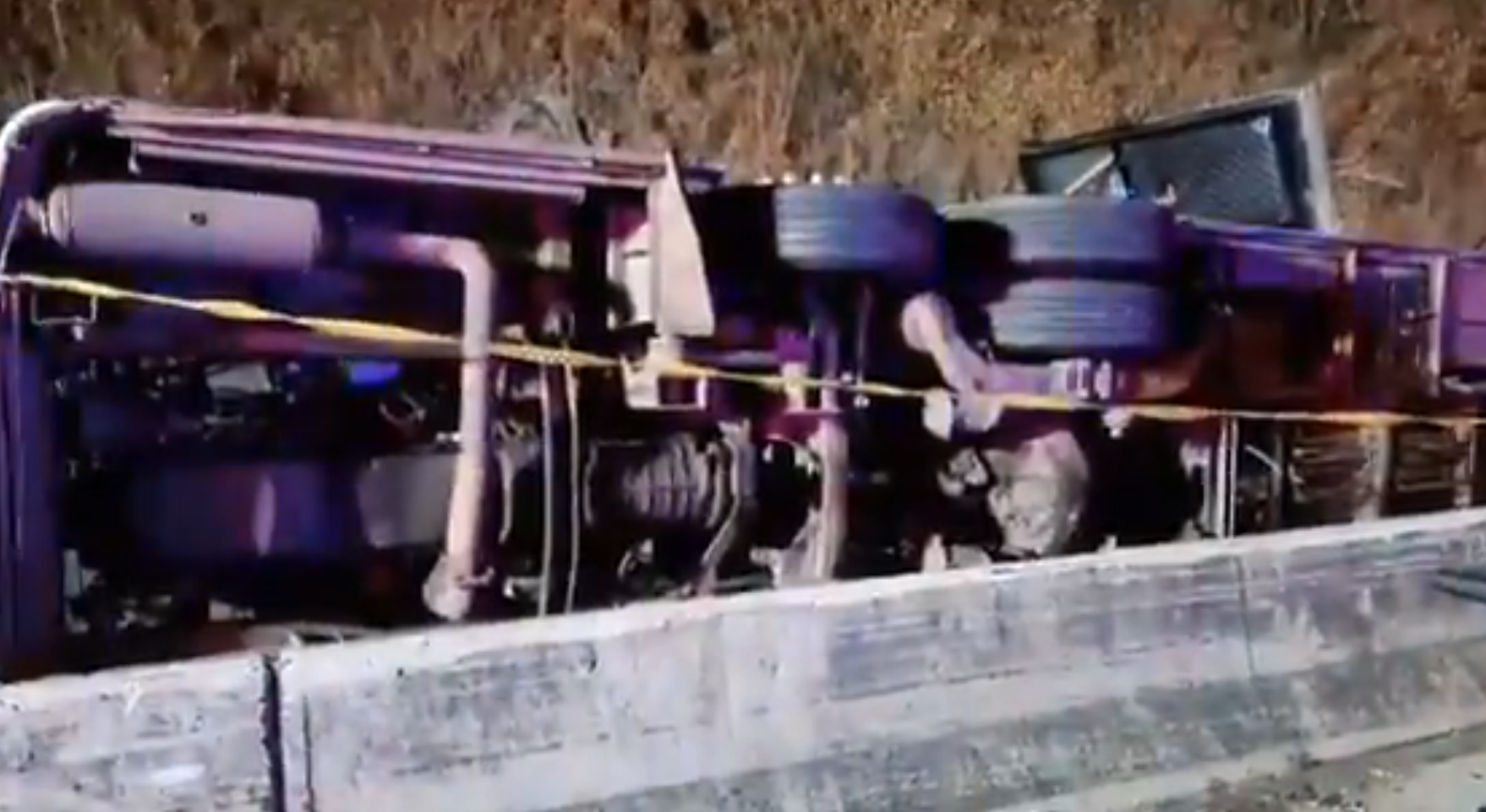 泰國東部巴真府發生嚴重車禍,一輛巴士在行駛途中翻側,造成17人死亡,40多人受傷(影片截圖)