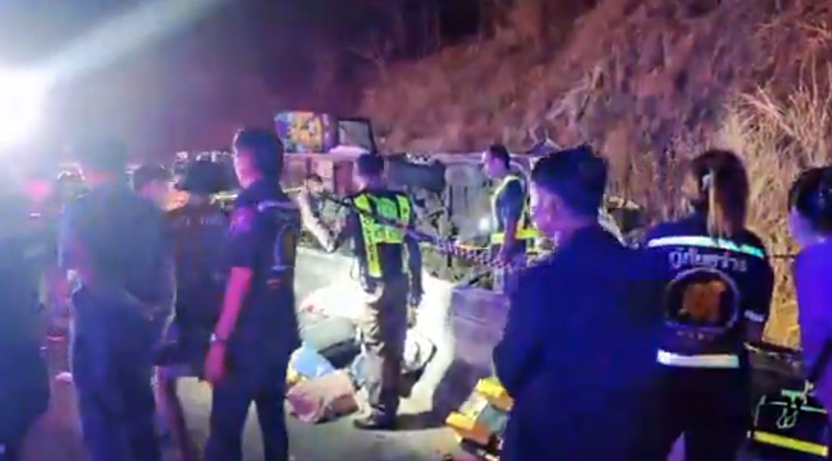 泰國東部巴真府發生嚴重車禍,一輛巴士在行駛途中翻側,造成17人死亡,40多人受傷(影片截圖)