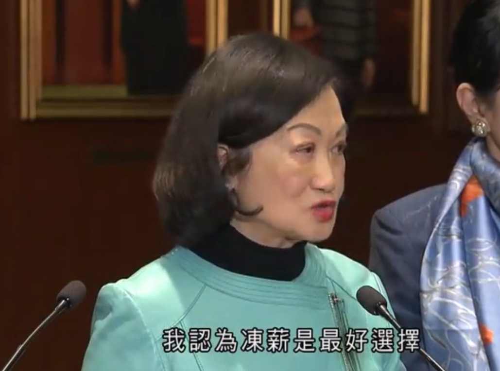 葉劉與新民黨在預算案宣讀後見記者時,已除下眼鏡,可見右眼有發炎。(無綫新聞畫面)