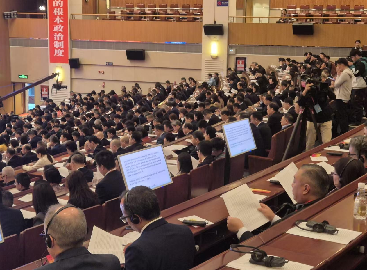 深圳市七屆人大六次會議開幕,會議率先啟用全國首個政務級AI大模型同聲傳譯軟件InnAIO AI翻譯大模型,0.5秒級實時響應,專業表述翻譯準確率達98.6%。(網上圖片)