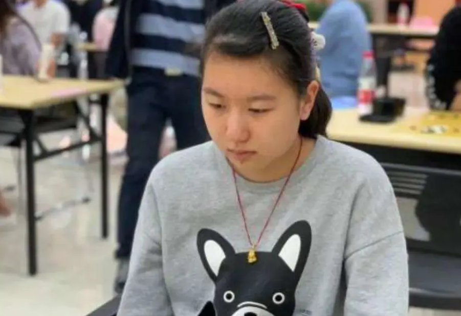 有「天才女棋手」之稱、19歲的中國女職業棋手秦思玥,去年參加全國錦標賽時被揭發故意偷帶手機到比賽場地,並用人工智能(AI)程序協助作賽。(網上圖片)