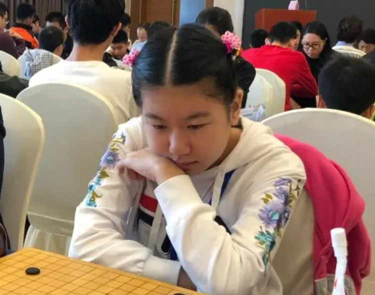 有「天才女棋手」之稱、19歲的中國女職業棋手秦思玥,去年參加全國錦標賽時被揭發故意偷帶手機到比賽場地,並用人工智能(AI)程序協助作賽。(網上圖片)
