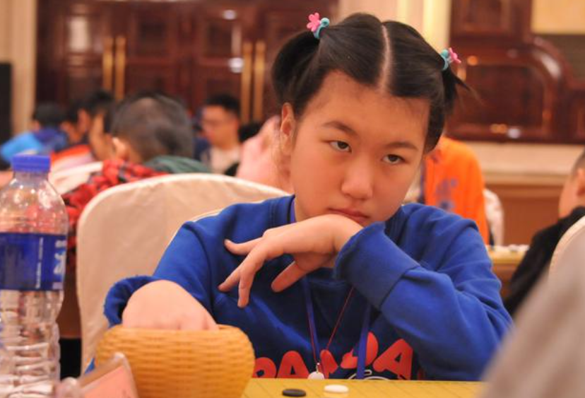 有「天才女棋手」之稱、19歲的中國女職業棋手秦思玥,去年參加全國錦標賽時被揭發故意偷帶手機到比賽場地,並用人工智能(AI)程序協助作賽。(網上圖片)