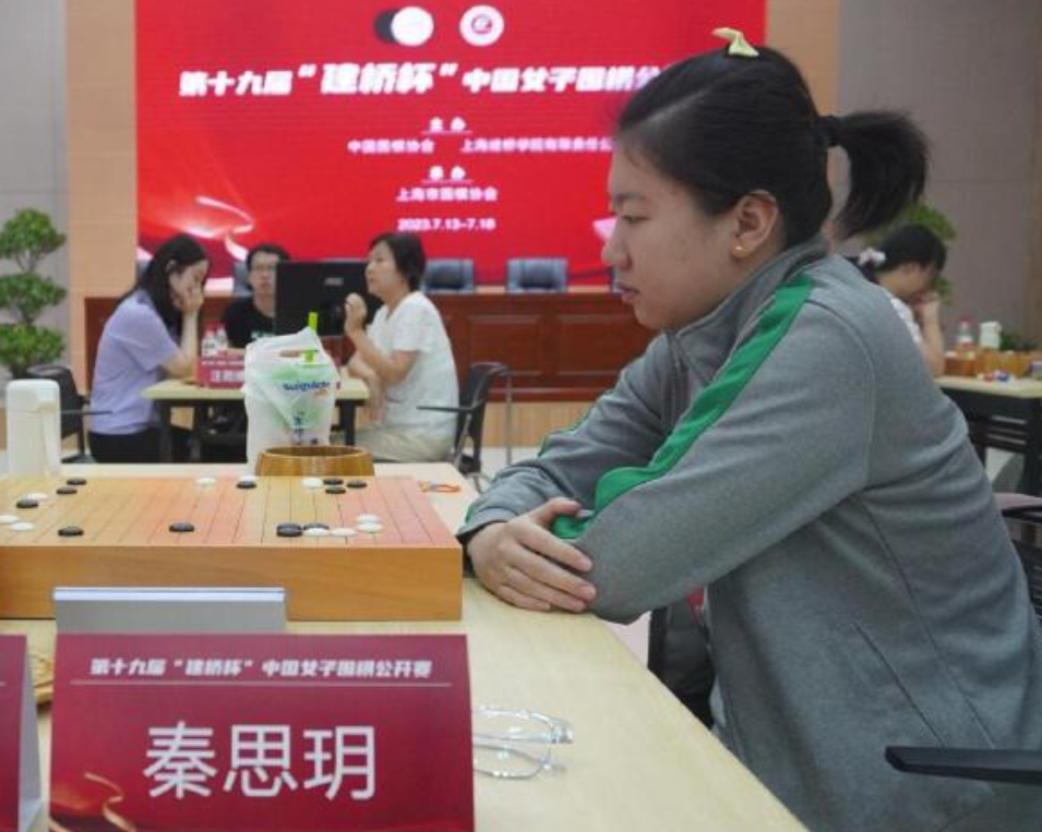 秦思玥生於2006年,年僅14歲參加在無錫市舉辦的全國圍棋定段賽,通過該賽事晉級為職業初段,成為罕見的青少年職業棋手。(網上圖片)