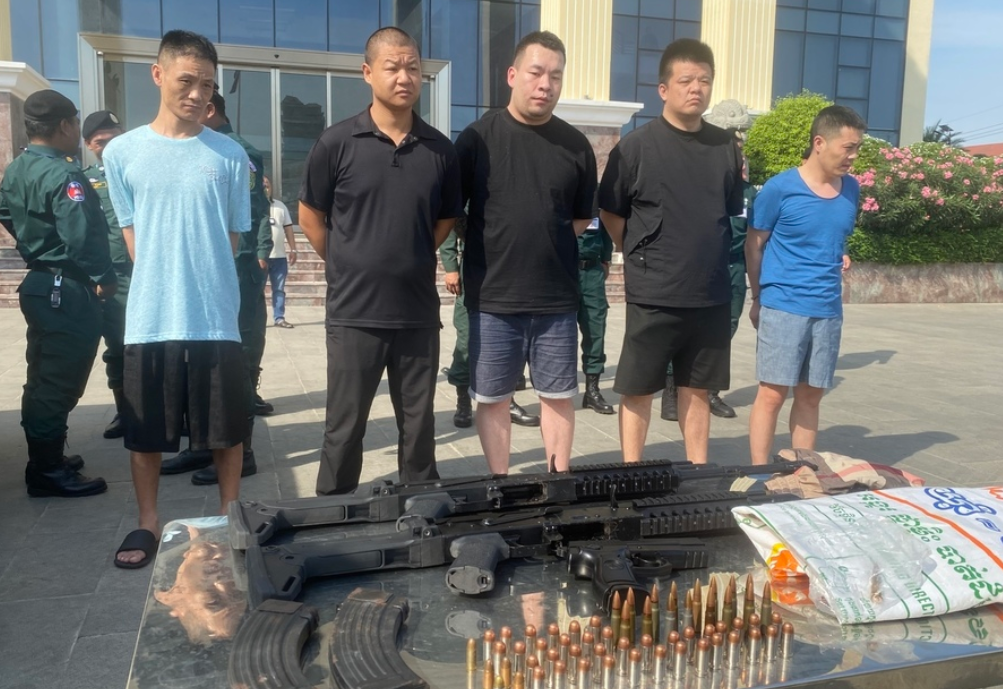 柬埔寨金邊國際機場附近有兩批中國公民衝突,有人使用AK47步槍、仿製短槍等武器射擊另一方,所幸並未造成人員傷亡,涉案5名中國人已被當地法院提控羈押。(網上圖片)