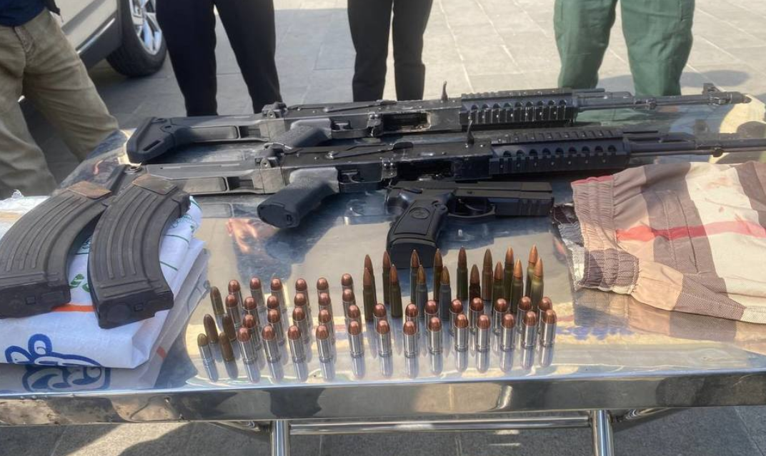 柬埔寨警方還查獲2支AK47長槍、1支仿製短槍、59發子彈等物品。(網上圖片)