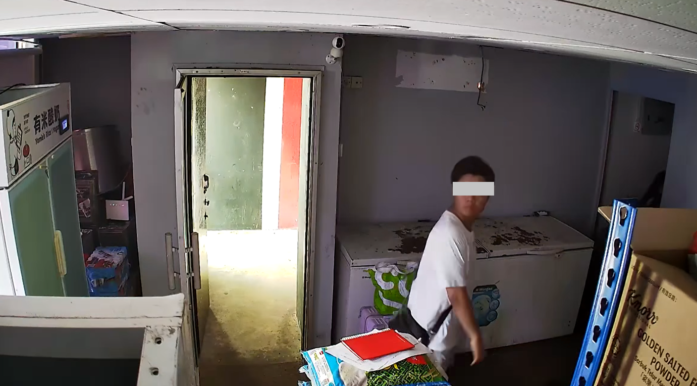 少女失蹤前宿舍閉路電視拍到她跟一名男子離開。(互聯網)