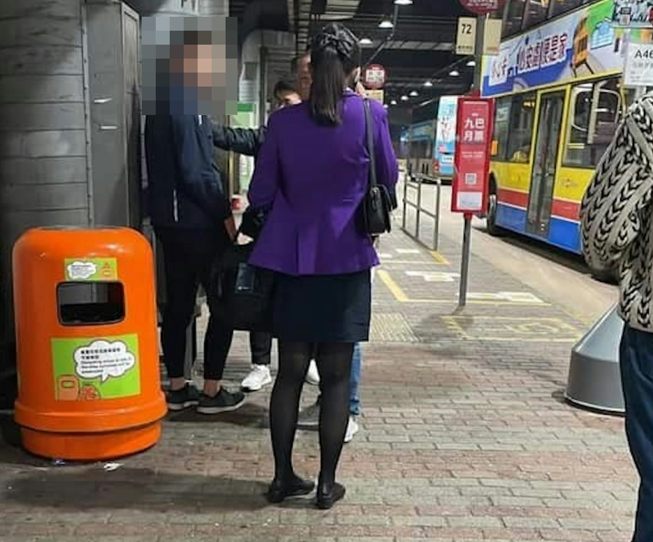 網絡流傳一張攝於沙田某巴士總站的照片,畫面中一名身穿疑似九巴制服的男子正接受警方調查,身旁站着一名身着空姐制服的女子。(網上圖片)