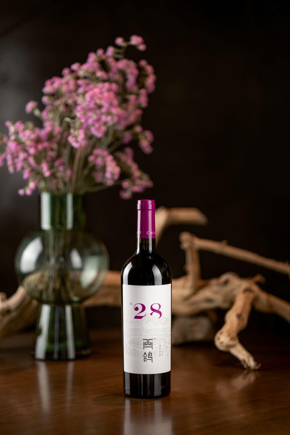 西鴿N28馬爾貝克具有蘭花和玫瑰香氣,單寧細膩層次豐富,適合配黑松露燒雞。