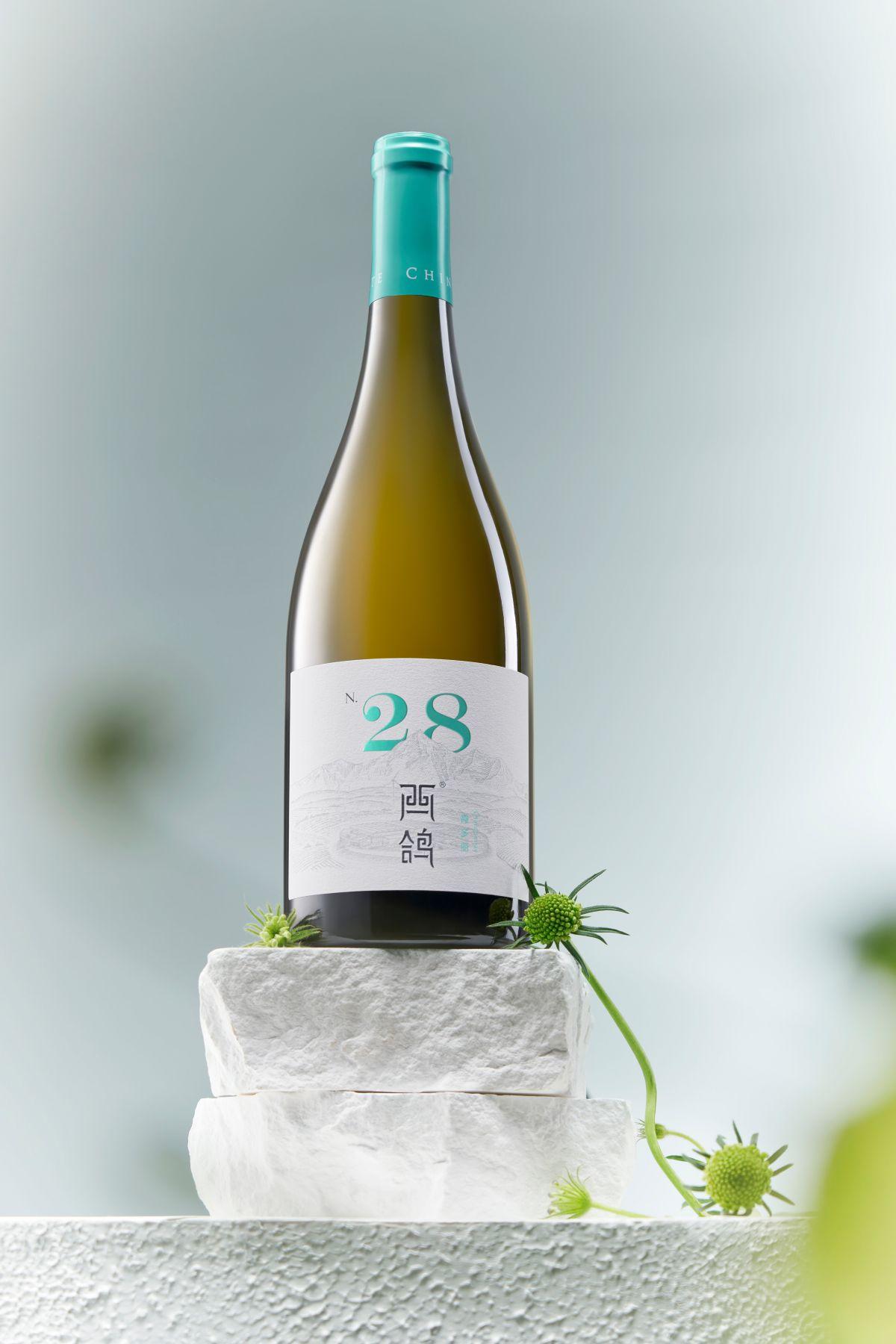 西鴿 N28 霞多麗帶花香與熱帶水果香氣以及橡木桶帶來奶油香, 口感順滑,酸度清新,餘味悠長。