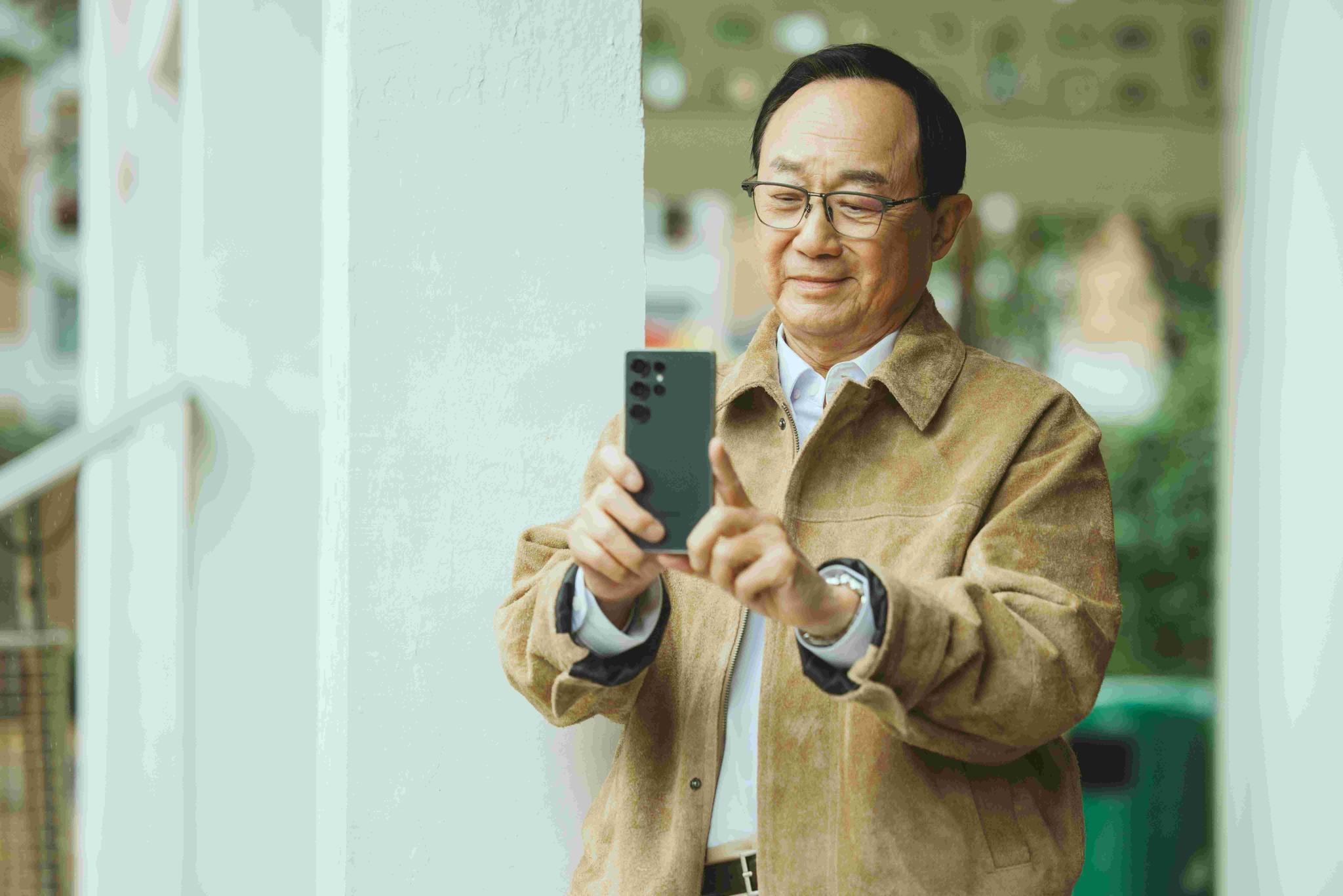 文哥演的父親角色,是一位開明懂得科技的新潮父親。