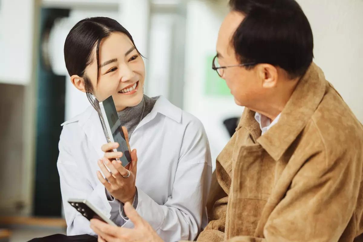 文哥演的父親角色,是一位開明懂得科技的新潮父親。