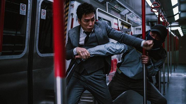 耗資過百萬港幣打造的1:1地鐵車廂內,甄子丹與對手激烈打鬥,狹小的空間令動作更加驚險和充滿壓迫感。(圖片來源:官方劇照)