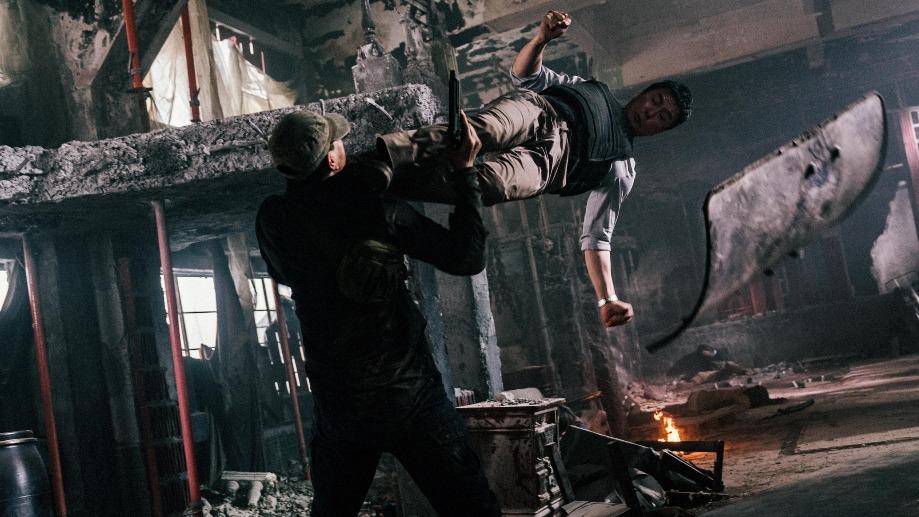 甄子丹飛身躍起,凌空踢中對手。(圖片來源:官方劇照)