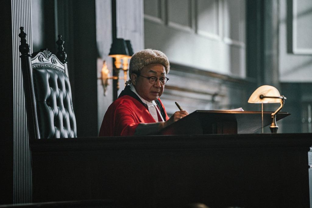 「冷面笑匠」許冠文飾演大法官,認為霍子豪的據理力爭為無理頂撞,兩人之間曾有嫌隙。(圖片來源:官方劇照)