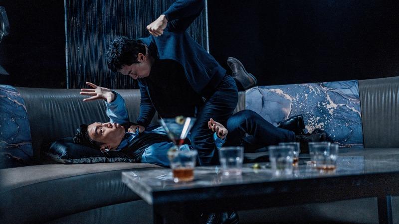 在酒吧打鬥中,甄子丹鉗製住對手。(圖片來源:官方劇照)