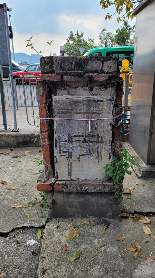 謝淏嵐會因應重建計劃「搶救」記錄石碑,例如記錄了料受茶果嶺重建影響的茶果嶺仁人路碑(受訪者提供)