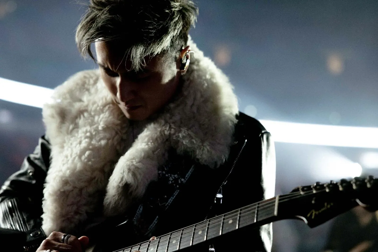 謝霆鋒於4月開騷前,推出親自作曲新歌《逆行》。