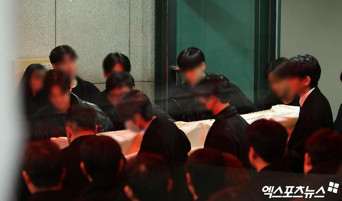 金賽綸的靈體,由8位親友扶靈步出靈堂。