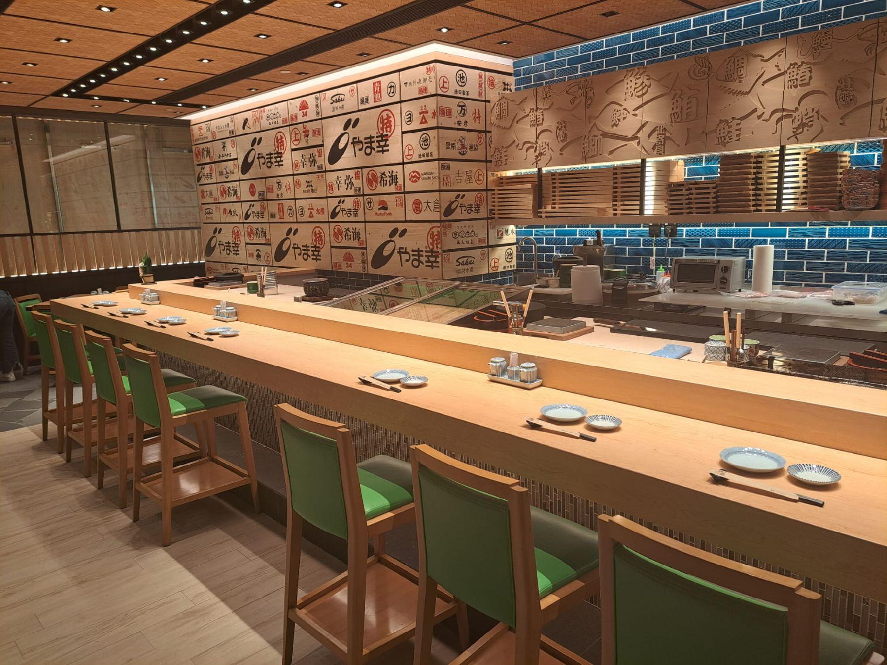 餐廳採傳統日系設計,牆身布滿水產木牌裝飾,分為開放式壽司吧枱與舒適卡位兩個用餐區域。