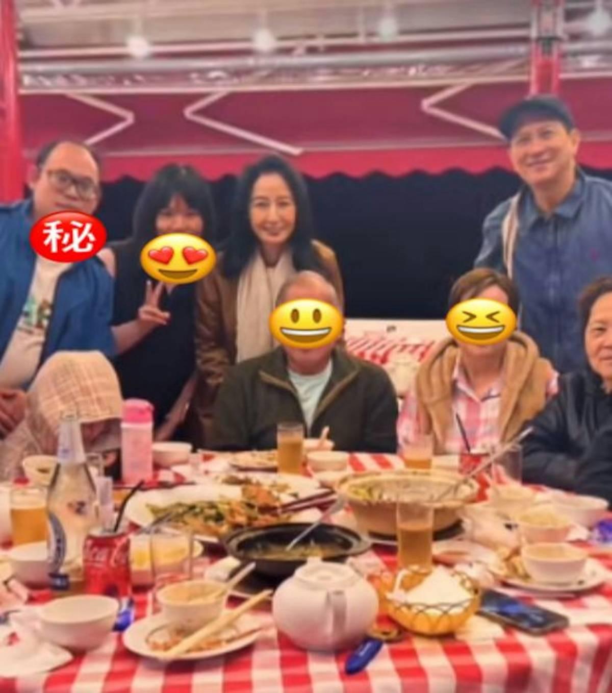 老人家邀家輝合照,他即時埋位擺好「甫士」,而且態度親民,一點都沒有托手踭。(網上圖片)