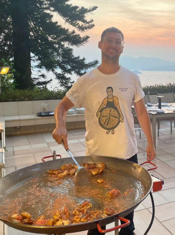 西班牙籍主廚Emilio(綽號阿六)以前在西班牙及旅遊各地喜歡在野外生火下廚。