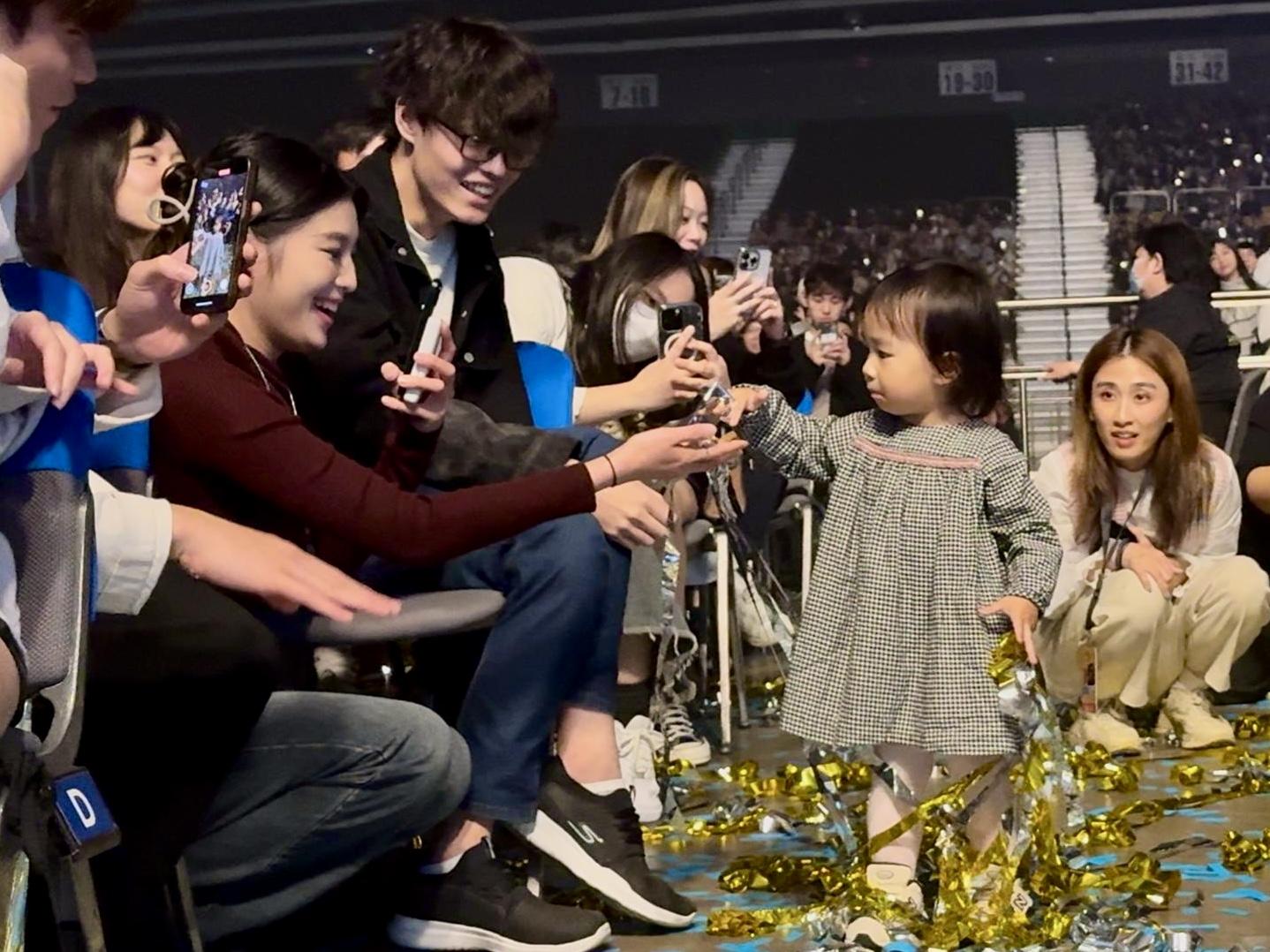 陳柏宇細女Audrey走勻全場,將會展變遊樂場。