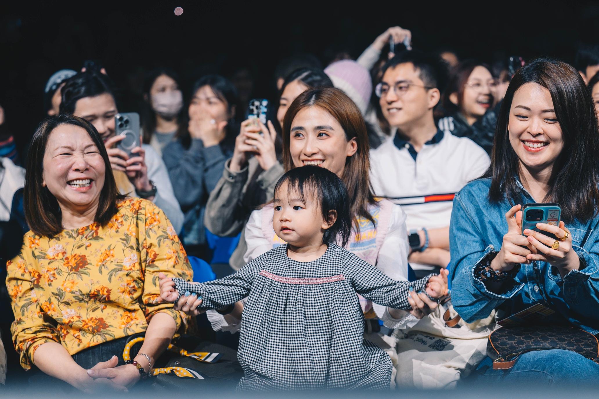 預先錄音加入合唱《有我》的Leanne,更與Audrey在座位上起舞唱和,三口子台上台下的互動,亦令大家看到陳氏一家的溫馨甜蜜。