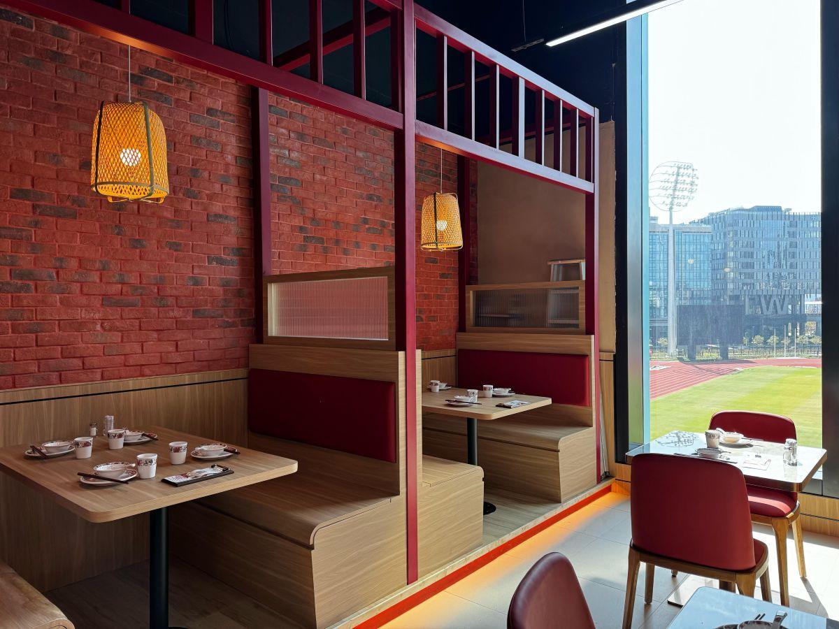 餐廳設計以蒸氣及草廬為主題,代表草廬的木系牆身配搭硃沙紅為點綴,為客人帶來舒適優雅的用餐環境。