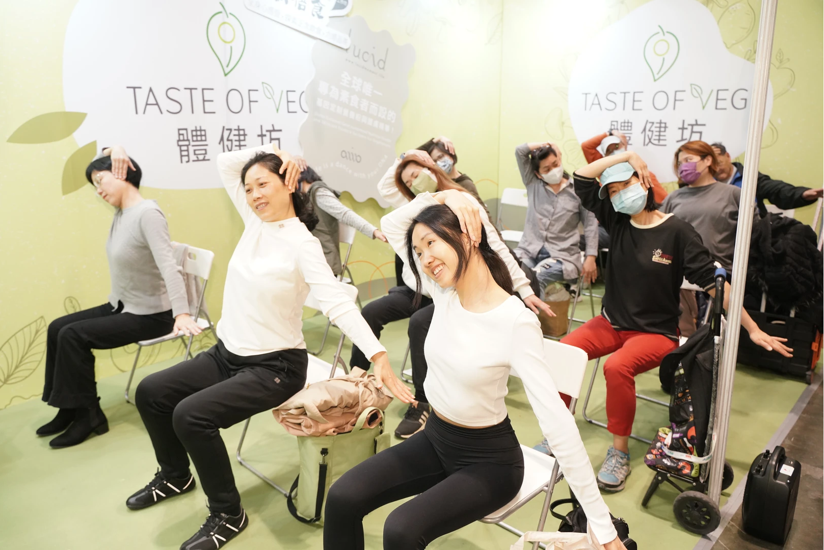 國際認證瑜伽導師 Wendy 將會教授一系列由椅子輔助的溫和瑜伽伸展動作。