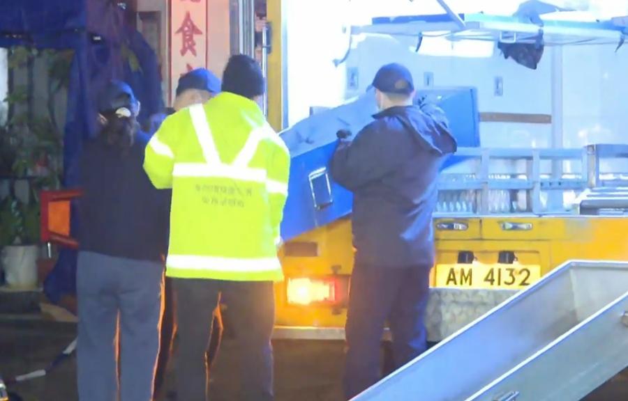 仵工清晨約5時將3具遺體舁送殮房。(有線新聞截圖)