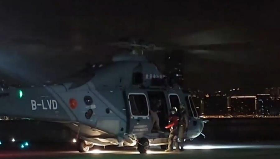 男童疑因山上氣溫低,出現低溫症徵狀,要由飛行服務隊直升機載落山。(有線新聞截圖)