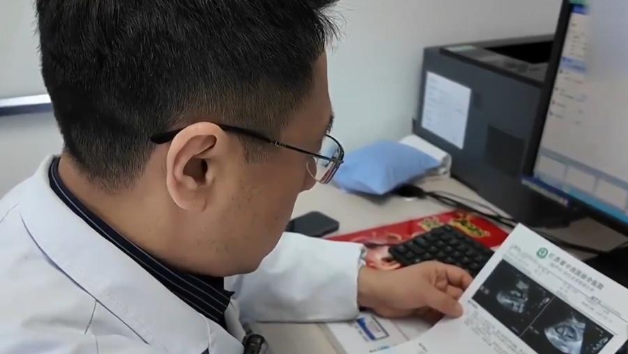 泌尿外科醫生表示,磁力珠雖直徑小於尿道,但取出困難,其金屬材質和強大吸力易造成膀胱損傷。(微博)