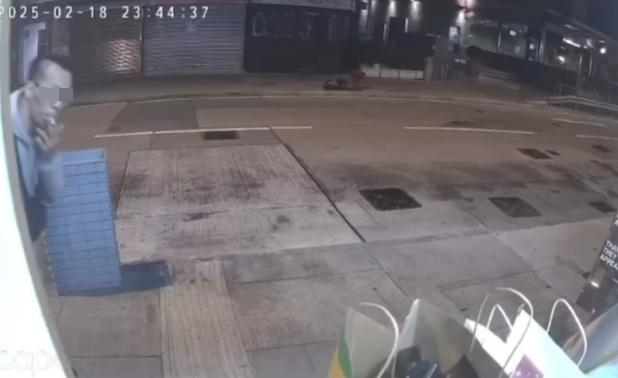 賊人先在店外偷看訂單號碼,之後再冒認外賣員說出訂單號碼取餐離開。(FB/香港突發事故報料區及討論區)