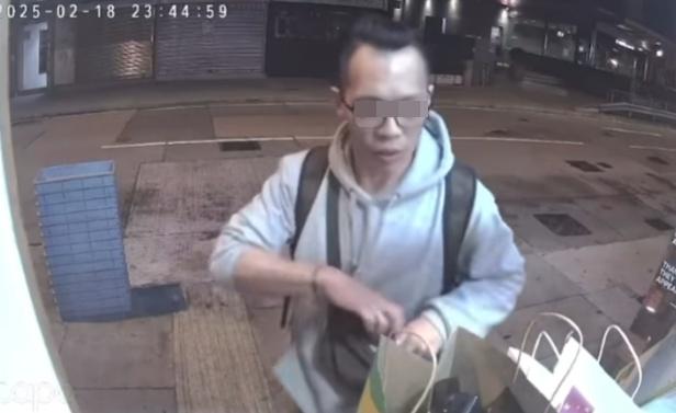 賊人先在店外偷看訂單號碼,之後再冒認外賣員說出訂單號碼取餐離開。(FB/香港突發事故報料區及討論區)