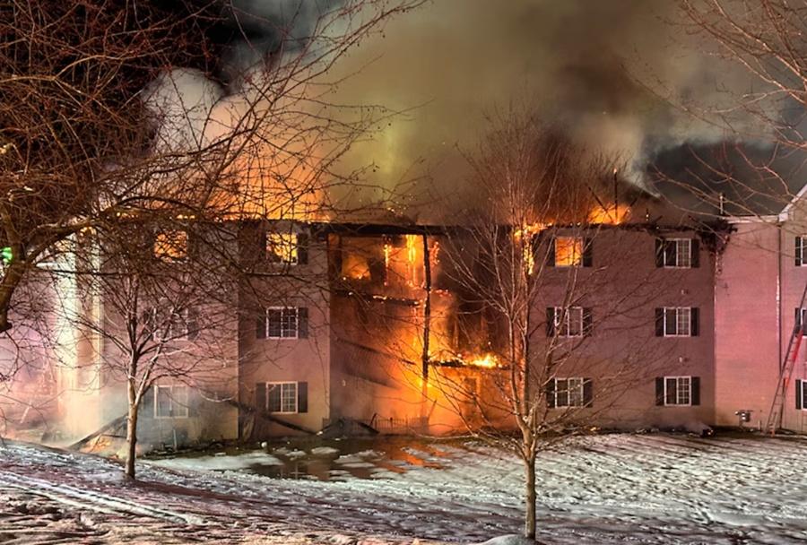 西北消防部門表示,24 日大火燒毀了奧內達加縣公寓大樓的兩棟建築。(網上圖片)